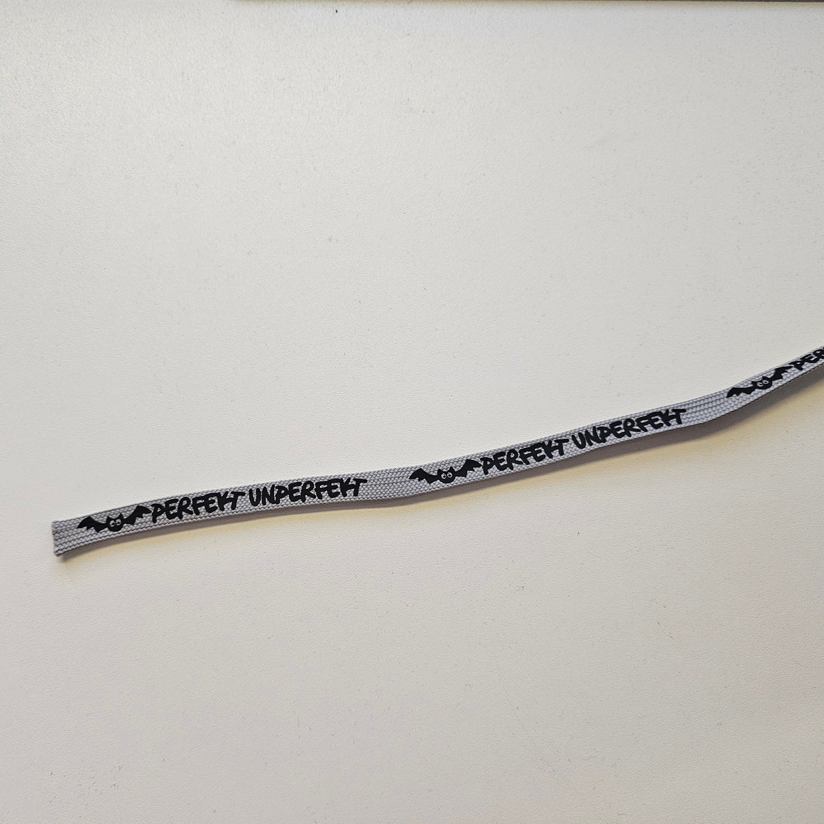 Flachkordel 1m "perfekt unperfekt" grau
