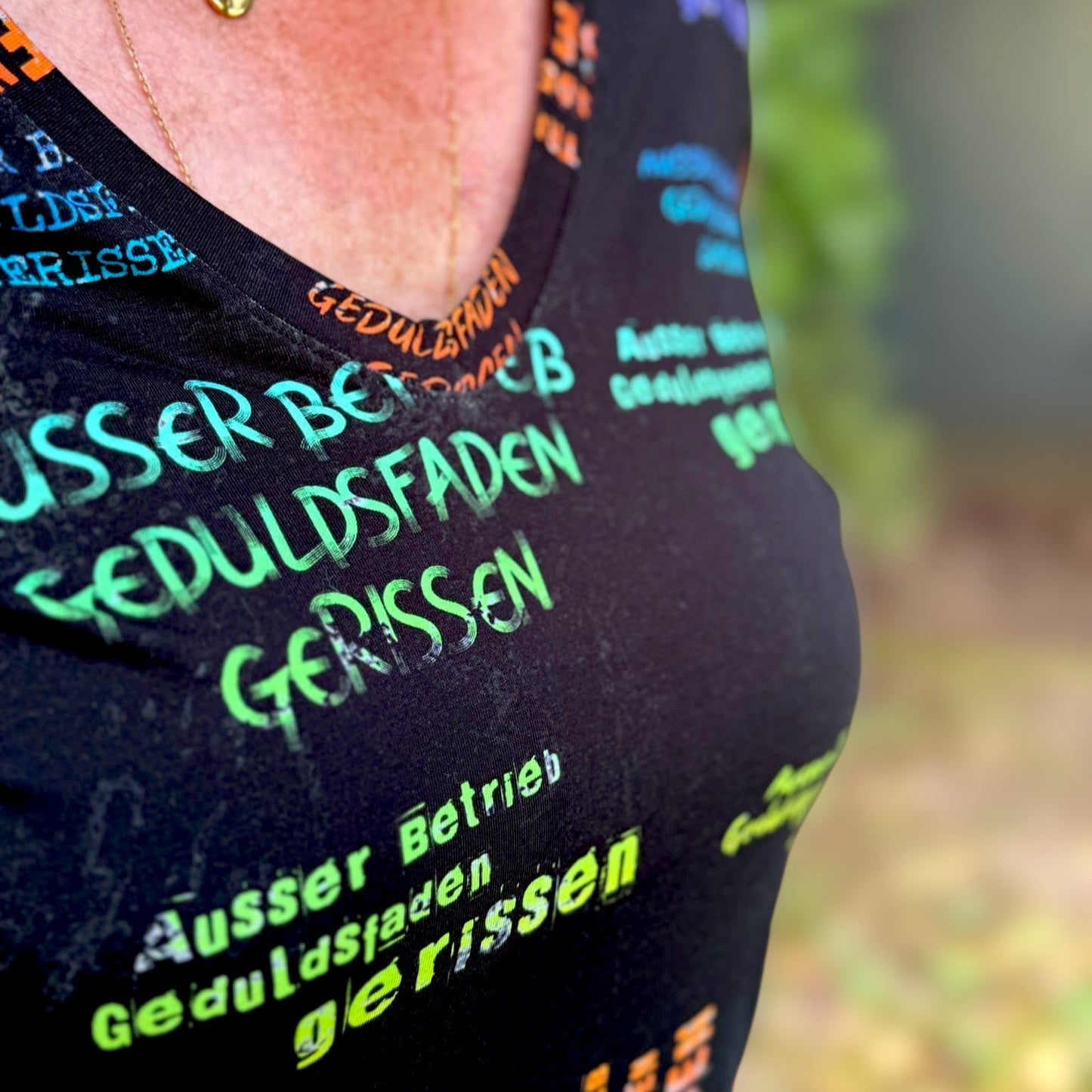 Gestalte hier dein Lieblingsshirt mit V-Ausschnitt